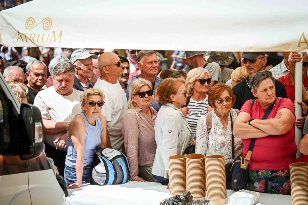 FOTO Uz podjelu fažola obilježen Praznik rada: 'Svim dragim posjetiteljima NP Krka željeli smo danas osigurati ručak'