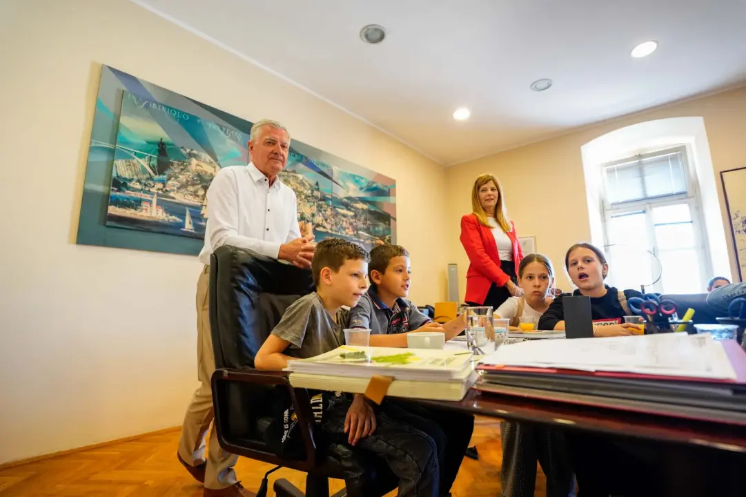 Školarci iz Brodarice i Grebaštice posjetili šibensku gradsku upravu 