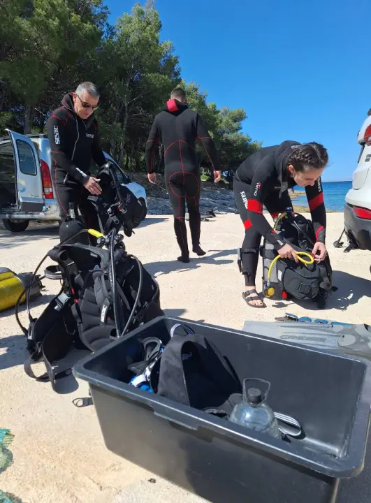 Ekološka akcija na murterskim Podvrškama: Ronioci i volonteri izvukli hrpu otpada iz mora