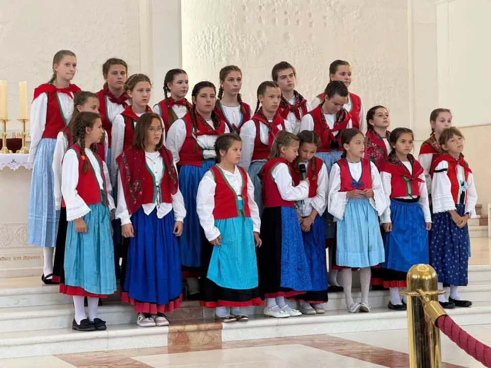 Dječji župni zborovi iz Murtera, Bilica, Knina i Šibenika nastupili na 'Zlatnoj harfi' u Udbini