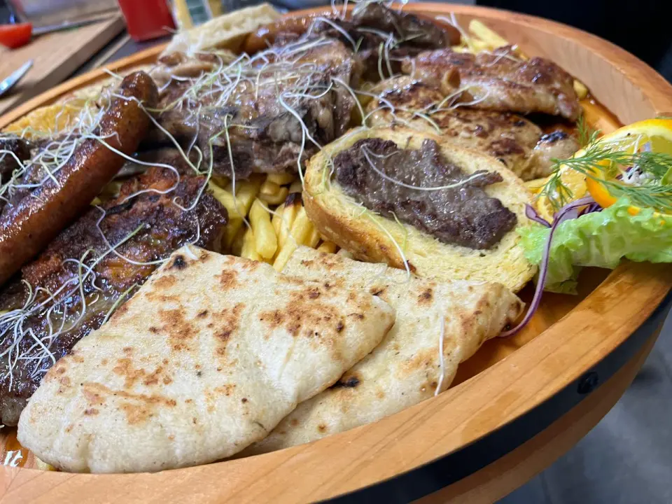 FOTO Glazba uživo i vrhunska spiza – Bore i Ermin u restoranu Mačak!