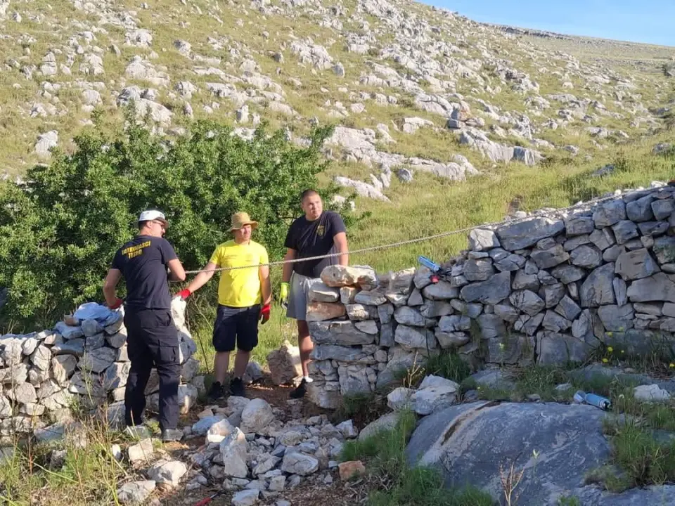 Vodički i tišnjanski vatrogasci u akciji obnove spomen parka u sjećanje na poginule heroje Kornatske tragedije