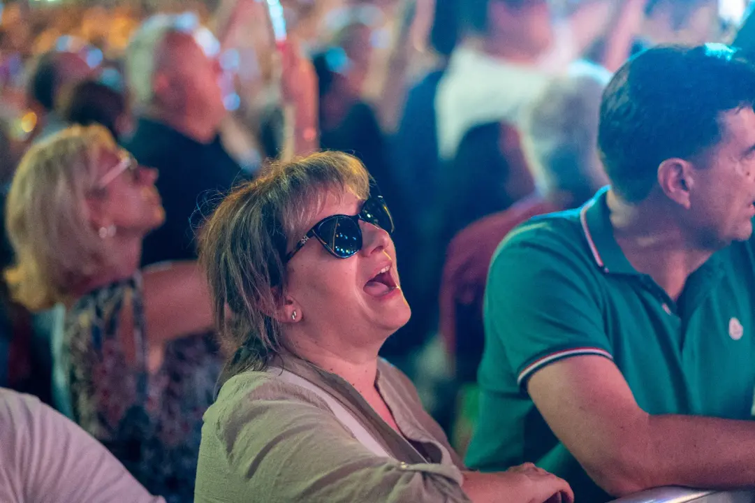 Prva večer CMC festivala u Vodicama oduševila publiku: The Frajle zagrijale atmosferu, Mladen Grdović izazvao delirij na rivi