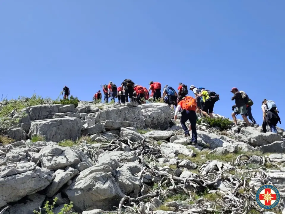 Nesvakidašnji uspon na Dinaru: Uz pomoć HGSS-ovaca i planinara u kolicima osvojio najviši vrh Hrvatske