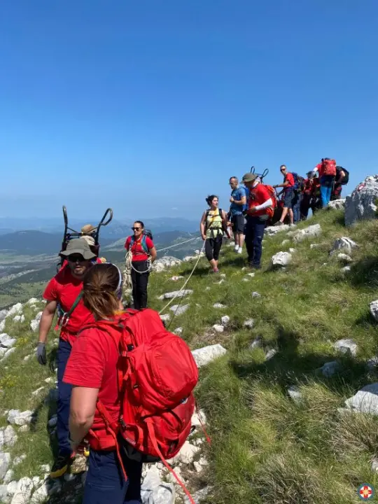 Nesvakidašnji uspon na Dinaru: Uz pomoć HGSS-ovaca i planinara u kolicima osvojio najviši vrh Hrvatske