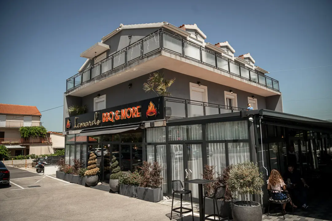 FOTO Uživajte u vrućim ljetnim danima uz mirise s grilla i živu svirku na terasi Leonardo BBQ & More!