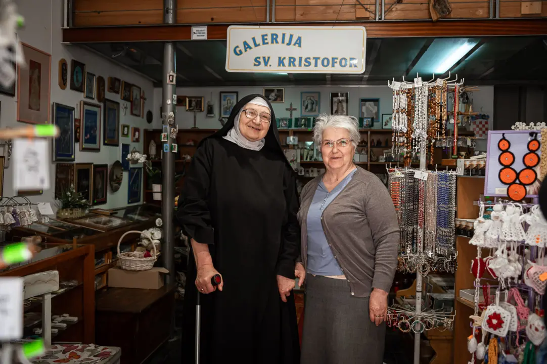 Časna Hilda radi u samostanskoj suvenirnici