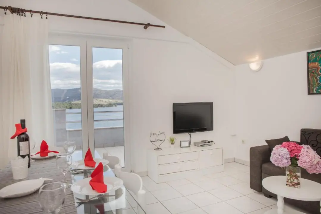 FOTO Izvrsna prilika: Prodaje se apartmanska kuća na vrhunskoj lokaciji