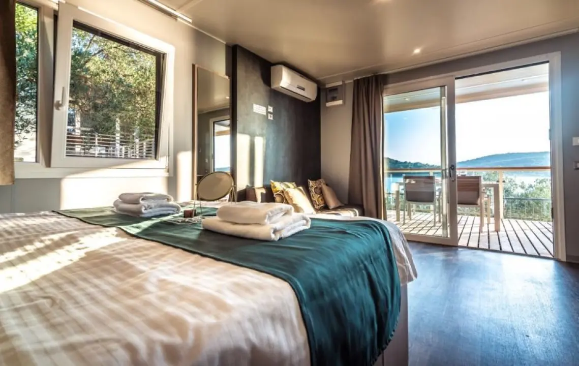 Prodaju se luksuznu mobilne kućice iz kampa u Tisnom kraj plaže