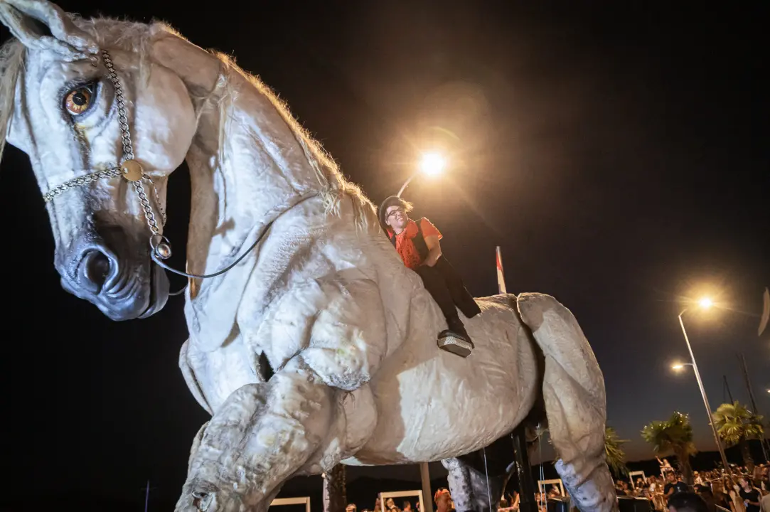 FOTO Nebo, zemlja i more spojili se na zatvaranju MDF-a, predstava neke oduševila, drugi tvrde da je primjerenija za Burning Man