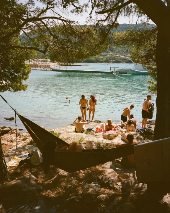Tisno se sprema za jubilarno izdanje Love Internationala: Glazbena proslava desetljeća festivala i 20 godina Gardena