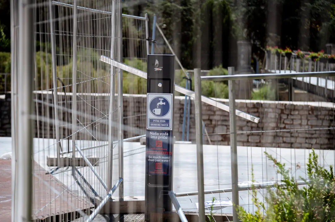 FOTO Postavljeno svih deset javnih špina na području grada Šibenika: 'Ojačane su i ne mogu se više tako lako razbiti'