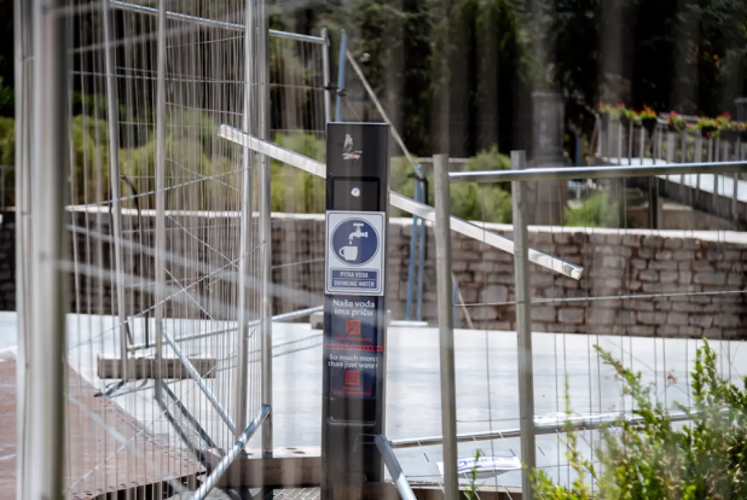 FOTO Postavljeno svih deset javnih špina na području grada Šibenika: 'Ojačane su i ne mogu se više tako lako razbiti'