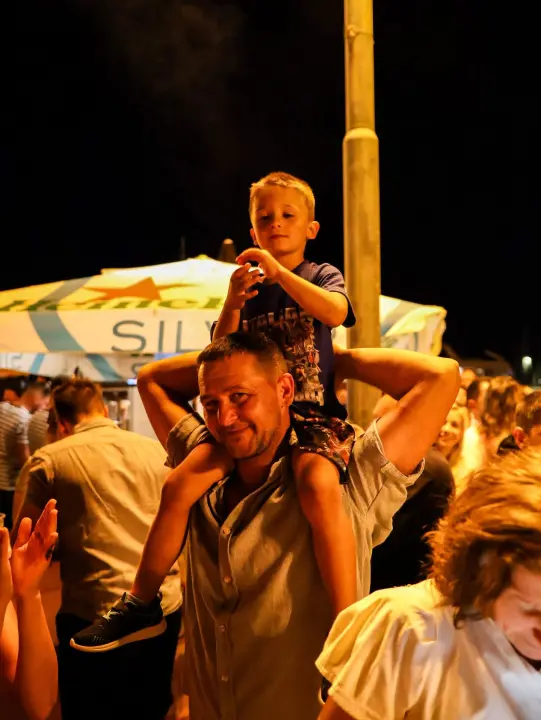 Vodička riva sinoć postala plesni podij uz Dražena Zečića: More domaćih i stranih gostiju pjevalo u glas