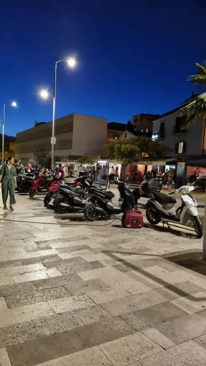 Sramotne scene na šibenskoj rivi: Kante prepune smeća, nepropisno parkirani motori