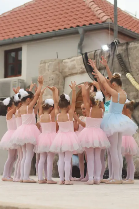 Šibenčanka Meri Višnjić i njene balerine  u Tribunju stvaraju bajku