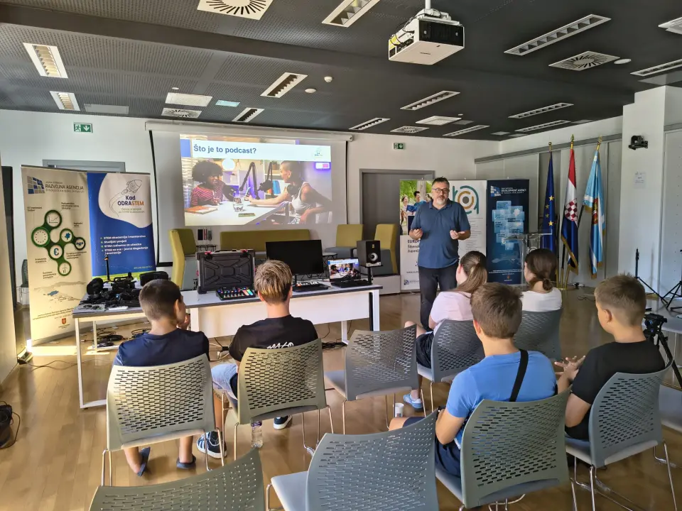 FOTO: Mladi otkrili svijet podcasta u sklopu radionice ‘Sastavi svoj studio – snimi svoj podcast’