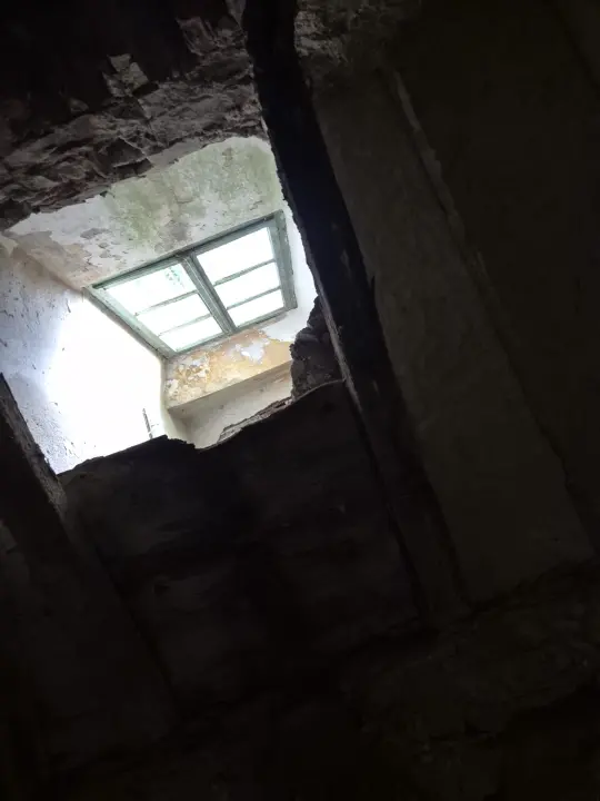 Dvije osobe propale kroz pod u napuštenoj kući na Zlarinu: 10 vatrogasaca sudjelovalo u spašavanju