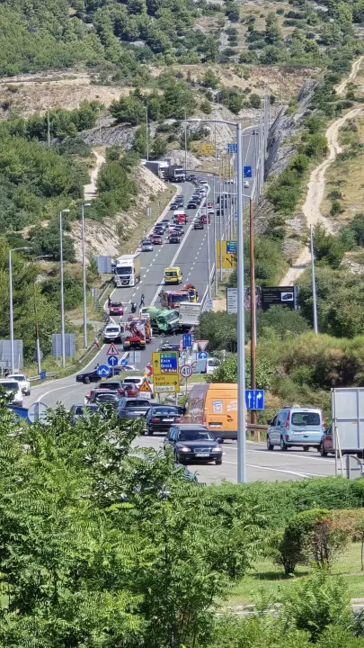 Na 'tri trake' sudar četiri vozila, sve hitne službe na terenu