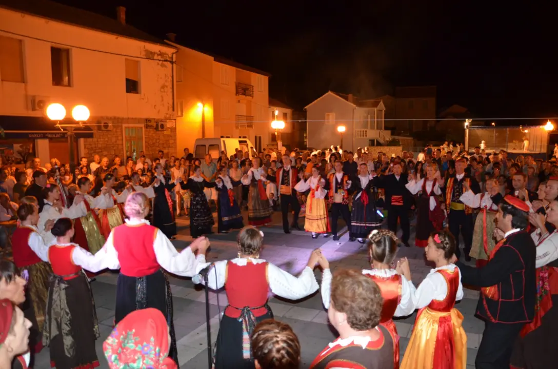 FOTO Jezera spremna za spektakl: Ne propustite Ribarsku fešta uz Crvenu jabuku i dalmatinske okuse!