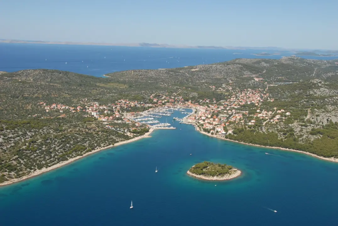 FOTO Jezera spremna za spektakl: Ne propustite Ribarsku fešta uz Crvenu jabuku i dalmatinske okuse!