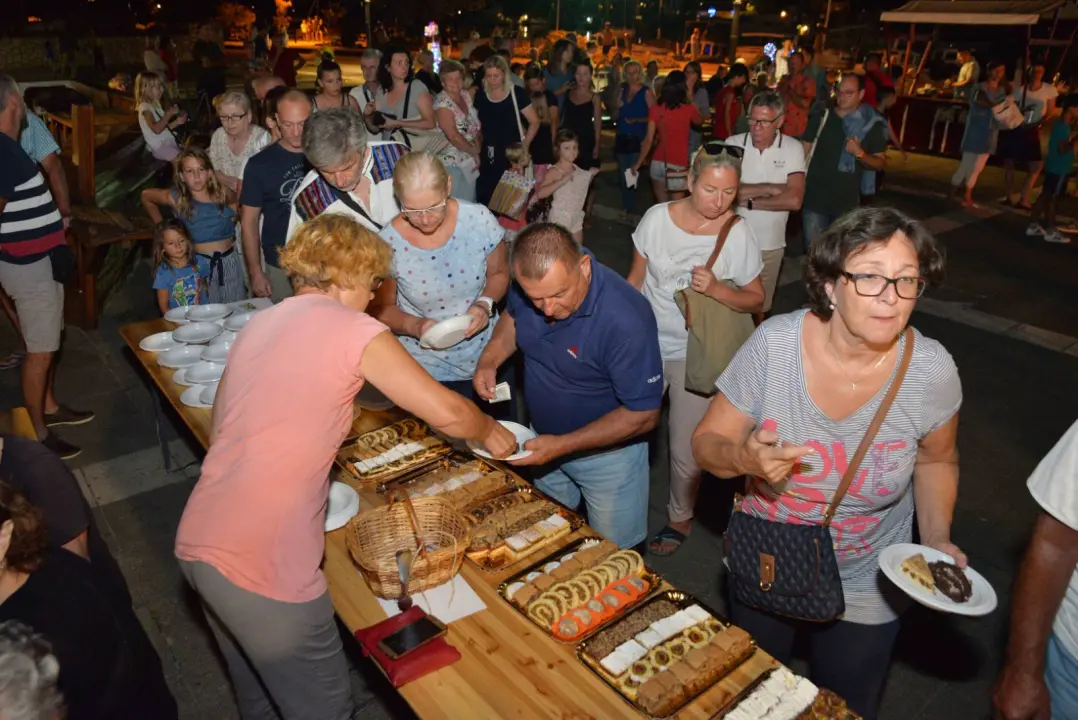 FOTO Jezera spremna za spektakl: Ne propustite Ribarsku fešta uz Crvenu jabuku i dalmatinske okuse!