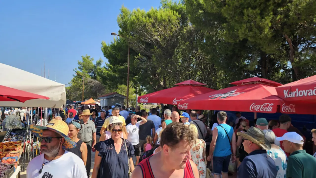 Ni vrućine nisu spriječile masu ljudi da obilježe 'sveti deseti'