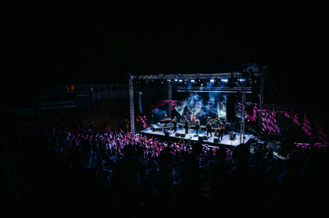 Kyoto Jazz Massive u proširenom sastavu oduševio publiku na tvrđavi sv. Mihovila  