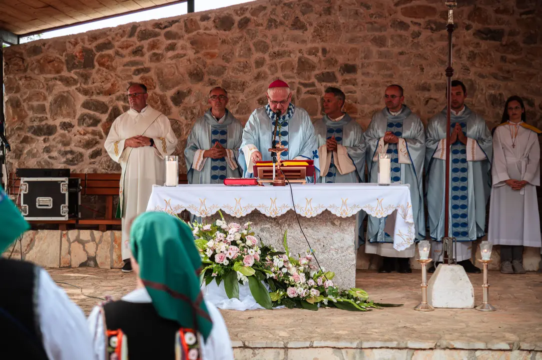 FOTO Blagdan Velike Gospe u Vrpolju: Brojni vjernici okupili su se jutros na svečanom misnom slavlju