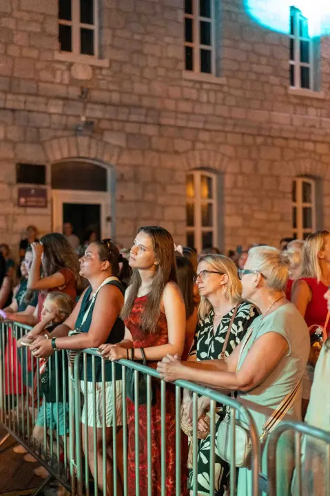 Skitnica i ostali hitovi odjekivali vodičkom rivom: Nezaboravna večer s Jasnom Zlokić