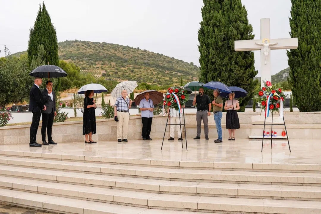Vijenci i svijeće za žrtve totalitarnih režima na Kvanju