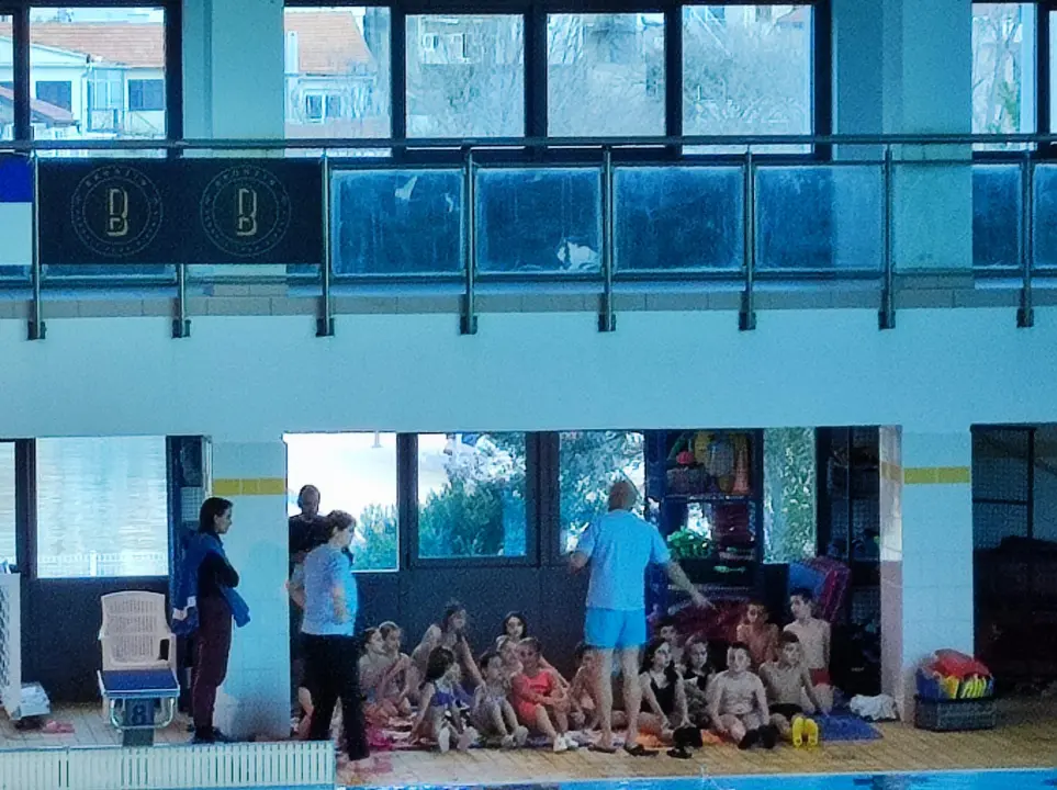 Velik odaziv: Počela škola plivanja za 70 drniških predškolaca i učenika