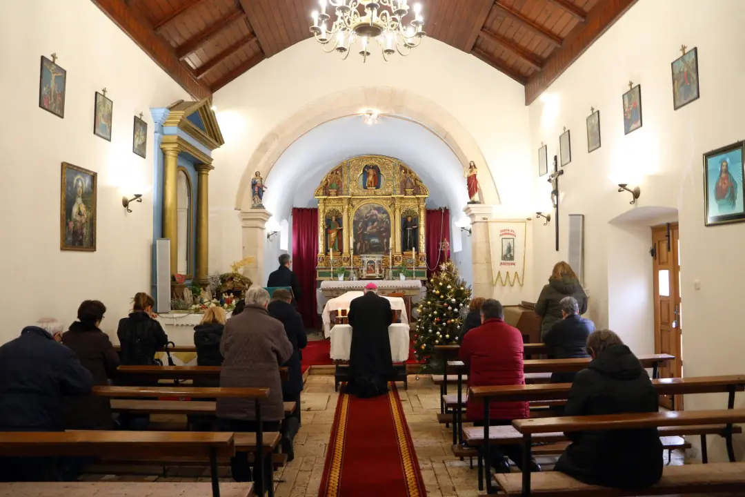 Šibenski biskup Tomislav Rogić u sklopu pastirskog pohoda posjetio župe Jadrtovac i Vrpolje