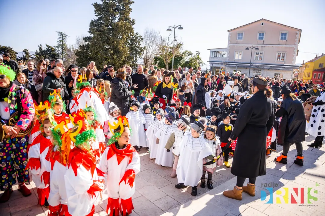 Šarenilo dječje maškarane povorke preplavilo Drniš