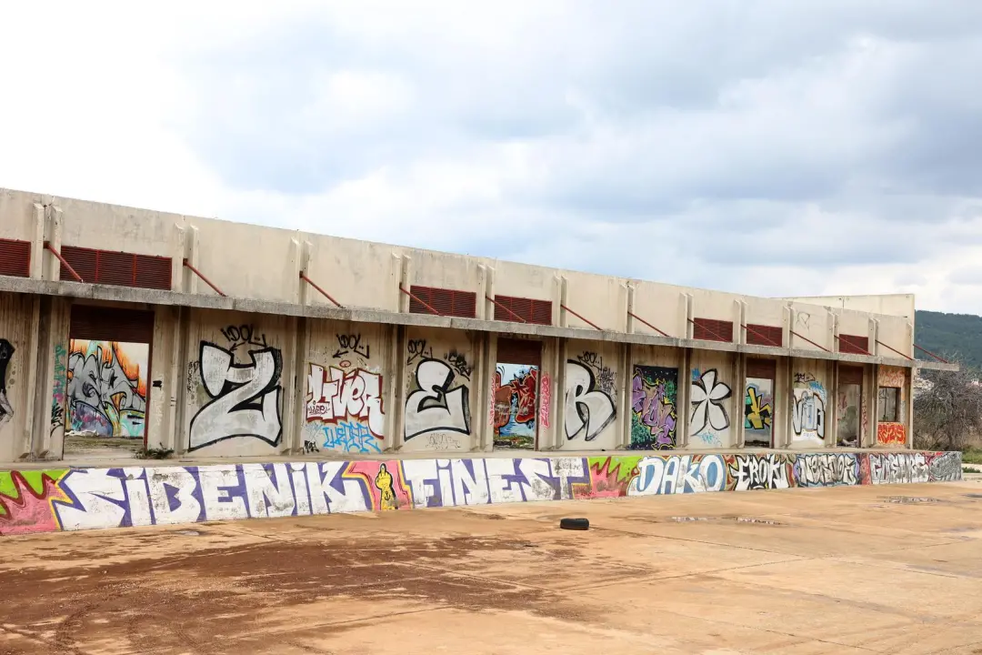 Dok čeka projekte i prenamjenu, Vojarna Bribirskih knezova pravi je mali 'Festival grafita'
